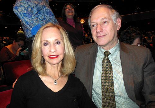 金融公司總裁珊迪凱斯勒女士與律師朋友PHILIP ORNER一起於1月17日在紐約林肯中心觀看神韻演出