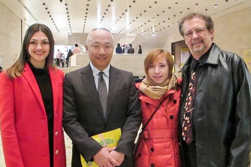 前舞蹈演員茱莉亞傅亞 （左一）、攝影師米歇爾、錄音師Tatsuya Sato一起觀賞了2016年1月16日晚神韻紐約藝術團在紐約林肯中心大衛寇克劇院的第4場演出，讚歎神韻演出是真正高品質的中國舞