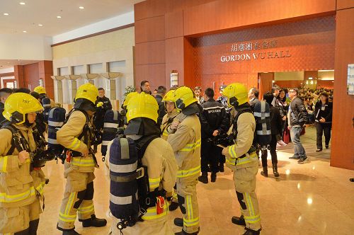 圖2：警方接獲謊報「炸彈」的來電後，大批警員、拆 彈專家和消防員來到龍堡國際酒店現場。