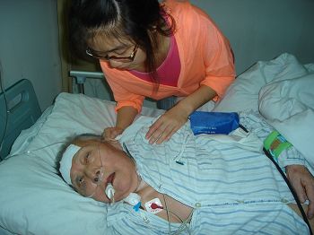 路燕在醫院看望已無意識的奶奶