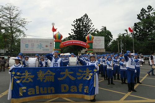 '圖8：三百多位團員參加雲林北港鎮的愛心嘉年華踩街遊行。'