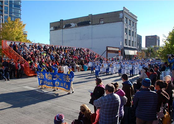 法輪功團體參加加拿大感恩節遊行