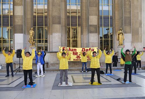 圖1：二零一六年十月九日下午，和往常的週日一樣，法國的法輪功學員在巴黎人權廣場傳播法輪功的真相。