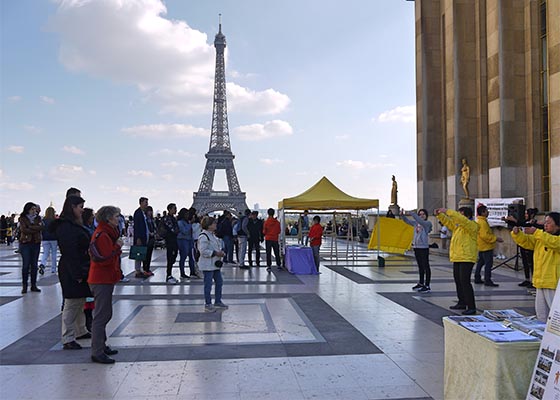 巴黎遊人簽名呼籲制止中共迫害