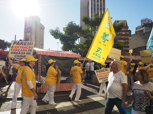 '圖3：法輪功在東方區Liberdade大街遊行，向人們傳播法輪功的真相。'
