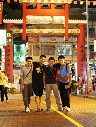 圖6 . 從台灣到香港講真相的大學生及研究生（由左至右）廷威、濬佑、子翔、冠廷等四位，在香港廟街合影。