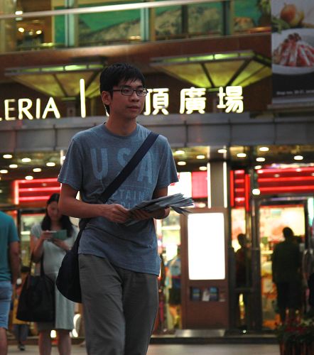 圖3. 余以澄首次站在香港街頭派發法輪功真相資料、向民眾講真相，覺得很有意義，也感受到「分秒必爭」講真相的緊迫。