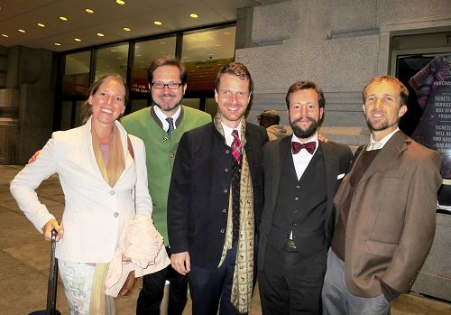 圖1: 西方學員很高興能參加舊金山法會。來自奧地利維也納的Katja Hausmann（左），來自德國的Robert Rook（右二）