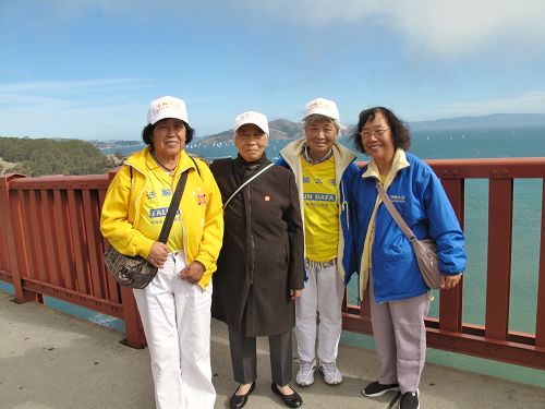 圖1：二零一六年十月二十三日，四位來自洛杉磯的老年法輪功學員參加法輪功學員徒步金門大橋反迫害遊行。