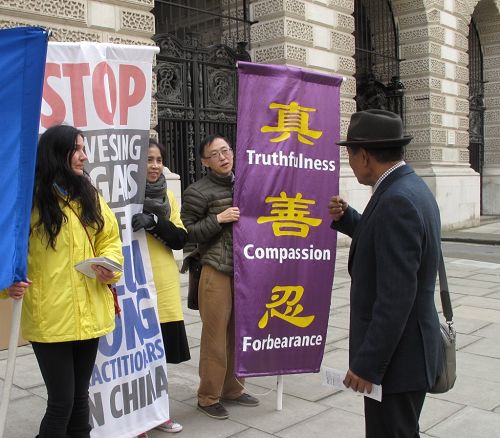十月二十七日，在英國外交部大門外，一位僑居法國的前泰國人權活動家表示支持法輪功學員的訴求