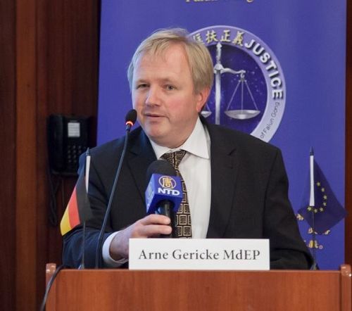 '圖：德國的歐洲議員蓋立克指出，江澤民是迫害法輪功的罪魁禍首。'