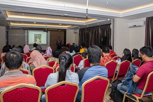 '圖1：印尼法輪功學員於十月一日，在巴淡島為公眾放映揭示中共活摘器官罪行、獲得今年皮博迪獎的紀錄片──《活摘》。'