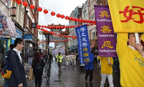 '圖2-4：二零一六年十月一日，英國學員在倫敦繁華商業街和唐人街反迫害遊行，傳播法輪功的真相。'