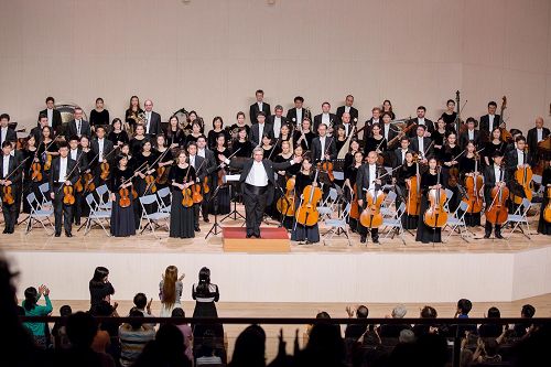 '圖2：神韻交響樂團十月二日在高師大演出結束時，指揮米蘭﹒納切夫與演奏家謝謝觀眾熱情的掌聲。'