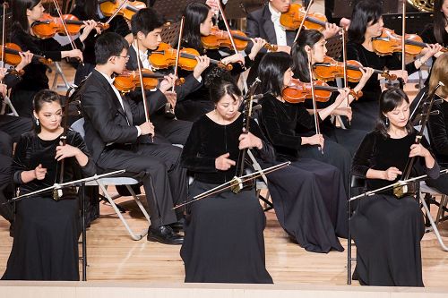 '圖5：神韻交響樂團二胡演奏家戚曉春（前排右）、孫璐（中）、王真（左）的演出。'