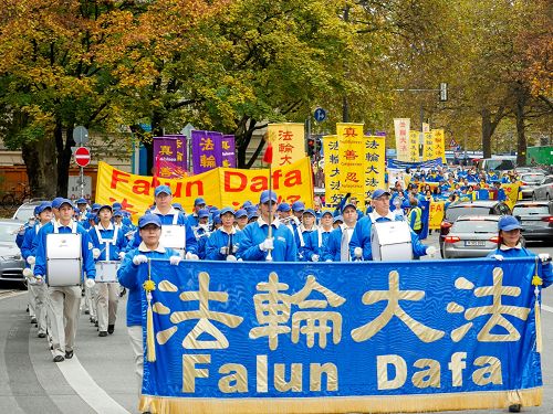 圖1-5：近千名歐洲法輪功學員在德國慕尼黑舉辦了盛大遊行活動，傳遞真相