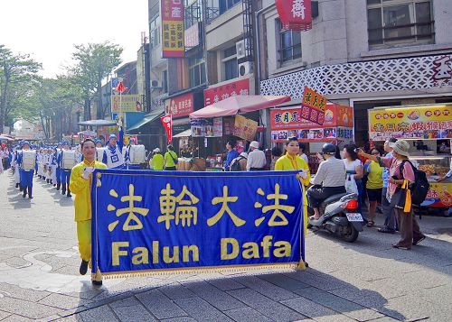 '圖1：天國樂團應邀參加二零一六幸福台灣節活動，遊行經過鹿港鎮知名的觀光老街。'