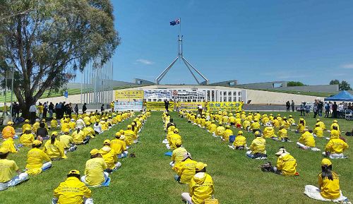 澳洲各地數百名法輪功學員和社會各界在國會前大草坪上聚會