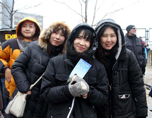 圖14：Meerae是韓國留學生，她和她的同學們看到天國樂團很興奮，不停的拍照和歡呼。