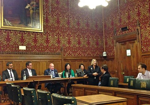 圖1：二零一六年十一月二十二日晚，英國保守黨人權委員會主席菲奧娜•布魯斯議員（Fiona Bruce MP）和副主席本尼迪克特•羅傑斯（Benedict Rogers）聯合主持英議會大廈《難以置信》放映研討會。