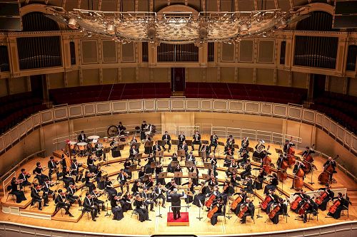 '圖1：二零一六年十月二十九日下午，神韻交響樂團在金碧輝煌的芝加哥交響中心大廳內的演出。'