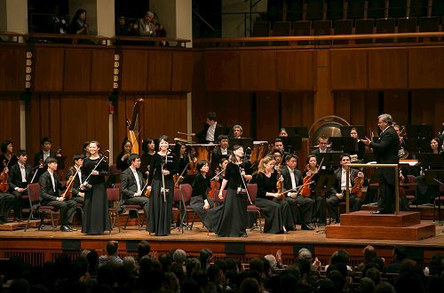 '圖8～9：二零一六年十月二十六日晚，神韻交響樂團在美國首都華盛頓肯尼迪藝術中心音樂廳上演了一場音樂會。'