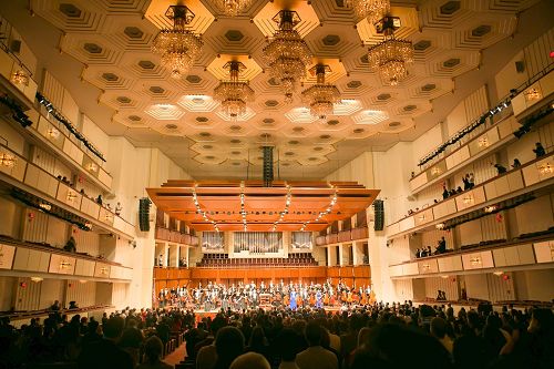 '圖11：神韻交響樂團在美國首都華盛頓肯尼迪藝術中心音樂廳上演的音樂會，為華府及周邊地區的觀眾帶去了震撼心靈的美妙樂章。'