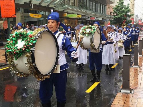 '圖片1、2：法輪功天國樂團參加惠靈頓的聖誕遊行受歡迎'