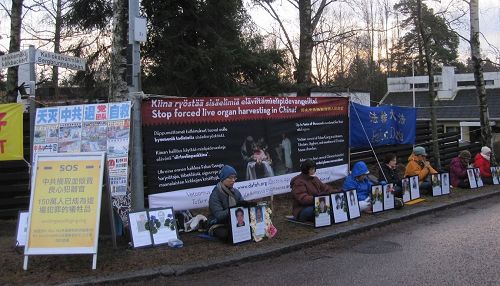 '圖1、法輪功學員在中共駐芬蘭使館前抗議中共迫害'