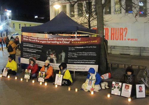 '圖2、Kamppi廣場上，法輪功學員舉行燭光悼念，紀念被中共迫害致死的中國大陸同修。'