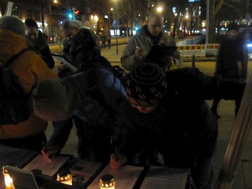'圖3、Kamppi廣場上，路人簽名支持法輪功反迫害'