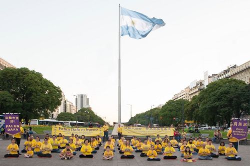 '圖3：阿根廷法輪功學員舉辦弘法活動'