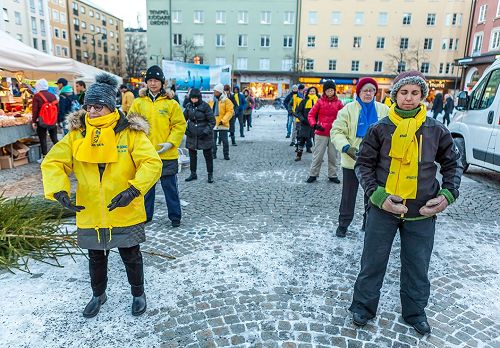 '圖1～2：瑞典法輪功學員在林雪平（Linköping）市中心廣場舉行講真相反迫害徵簽活動，學員們向民眾演示法輪功的五套功法。'