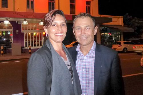 圖7：西澳奎納納（Kwinana）選區州議員、反對黨副領袖羅傑﹒庫克（Roger Cook）與妻子、藝術館館長、澳洲原住民藝術專家 Carly Lane
