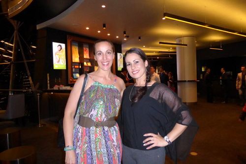 專業編舞Manuela Oliveira（右）和朋友（左）觀看了神韻演出。