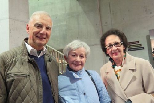 Philip Lambert先生（左一）和妻子以及妹妹Georgette Benjamin（右一）表示，一定會再來看神韻。
