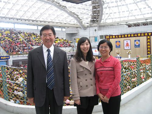 圖：說黃麗醫（左一）和妻子、女兒參加二零一五年台灣法輪大法修煉心得交流會。