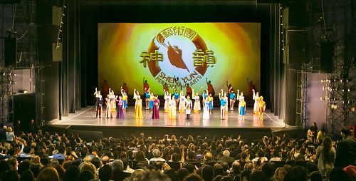 圖1：2月26日晚，神韻巡迴藝術團在墨西哥首都墨西哥城文化中心劇院的演出爆滿加座。