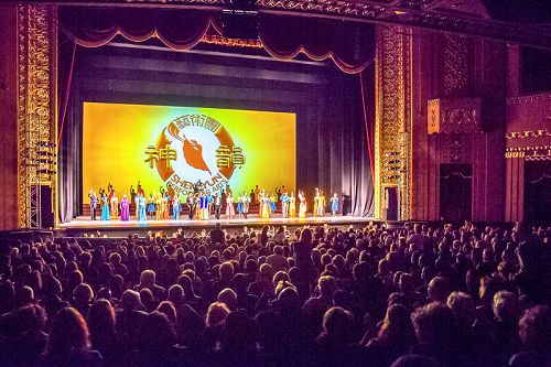 圖3：2016年2月13日下午，美國神韻國際藝術團在美國聖路易斯皮博迪歌劇院（Peabody Opera House）的演出落幕盛況