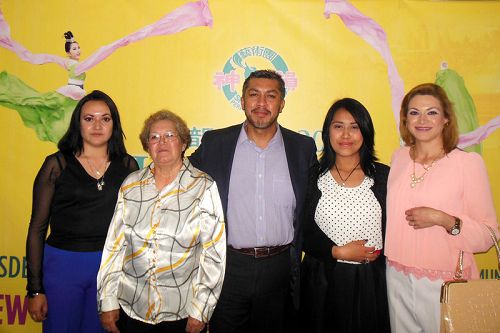 圖6：墨西哥Grupo Fórmula廣播電台的總裁助理Gustavo Pisano先生（中）、律師太太Belem Uribe（右一）、女兒Belén Pizano（右二）、心理學家（左一）Tracy Cabrera Uribe和岳母前舞蹈教師 Celia Uribe全家一行5人觀看的演出。