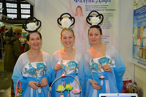 身著仙女服飾的俄羅斯西人學員也上台表演