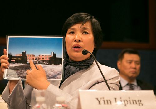 尹麗萍向美國國會議員展示遼寧省馬三家教養院照片。