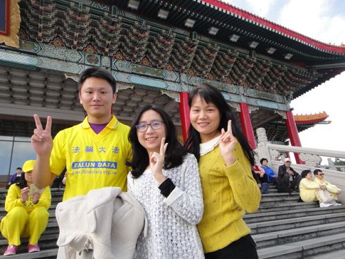圖1：妻子和母親陪同邱彥凱（左）參加二零一五年台灣法會排字活動時合影。