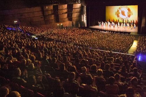 圖1：神韻藝術團此度的歐洲巡演最後一站是在法國巴黎國際會議中心（Palais des congrès de Paris）。圖為，四月十六日下午的神韻演出結束時，現場三千多觀眾熱烈鼓掌。