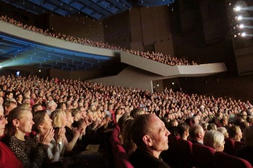 圖11：二零一六年四月月十二日神韻在丹麥奧胡斯的首場演出座無虛席。