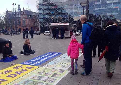 丹麥法輪功紀念學員在哥本哈根市政廳廣場紀念四•二五，傳播真相