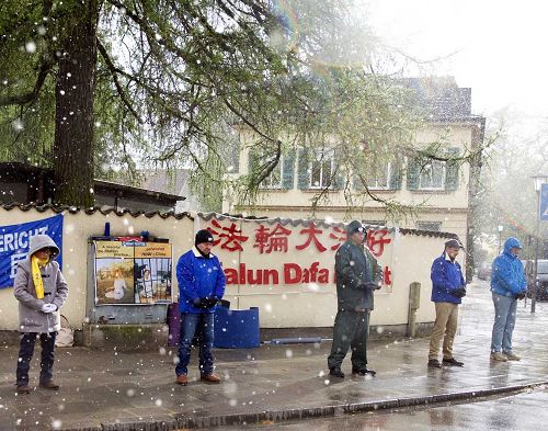 法輪功學員在風雪中堅持抗議活動