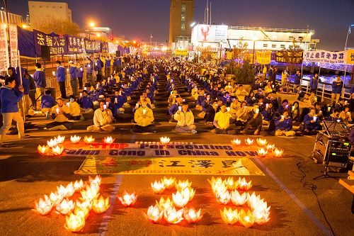 圖6-8：夜幕降臨時，他們點燃了蓮花燈燭，悼念十七年來被中共當局非法迫害致死的法輪功學員。