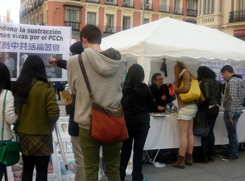 圖5-7：法輪功學員在馬德裏市中心最繁華的Callao廣場舉辦反迫害徵簽活動，民眾踴躍簽字聲援法輪功。