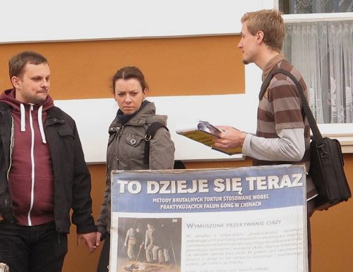 圖：法輪功學員在華沙古城傳播真相，民眾支持反迫害